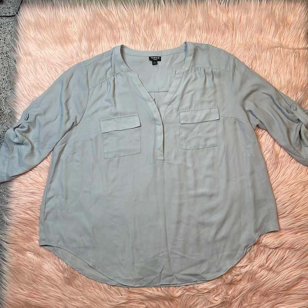 Torrid Harper Light Gray Roll Tab 3/4 Sleeve Plus Size 2